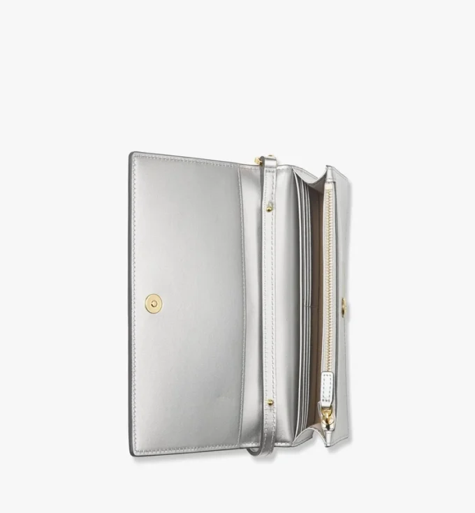 Billetera con cadena de diamantes en piel metalizada con efecto espejo Billetera con cadena de diamantes en piel metalizada con efecto espejo