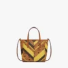 Bolso de compras Toni Shopper con cremallera superior y tachuelas en lona Visetos Mega Herringbone Bolso de compras Toni Shopper con cremallera superior y tachuelas en lona Visetos Mega Herringbone
