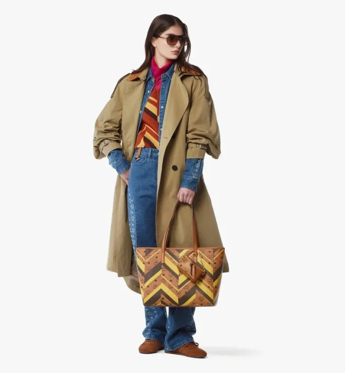 Bolso de compras Toni Shopper con cremallera superior y tachuelas en lona Visetos Mega Herringbone Bolso de compras Toni Shopper con cremallera superior y tachuelas en lona Visetos Mega Herringbone
