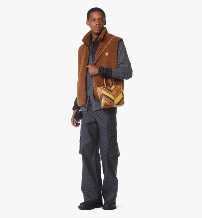 Bolso de compras Toni Shopper con cremallera superior y tachuelas en lona Visetos Mega Herringbone Bolso de compras Toni Shopper con cremallera superior y tachuelas en lona Visetos Mega Herringbone