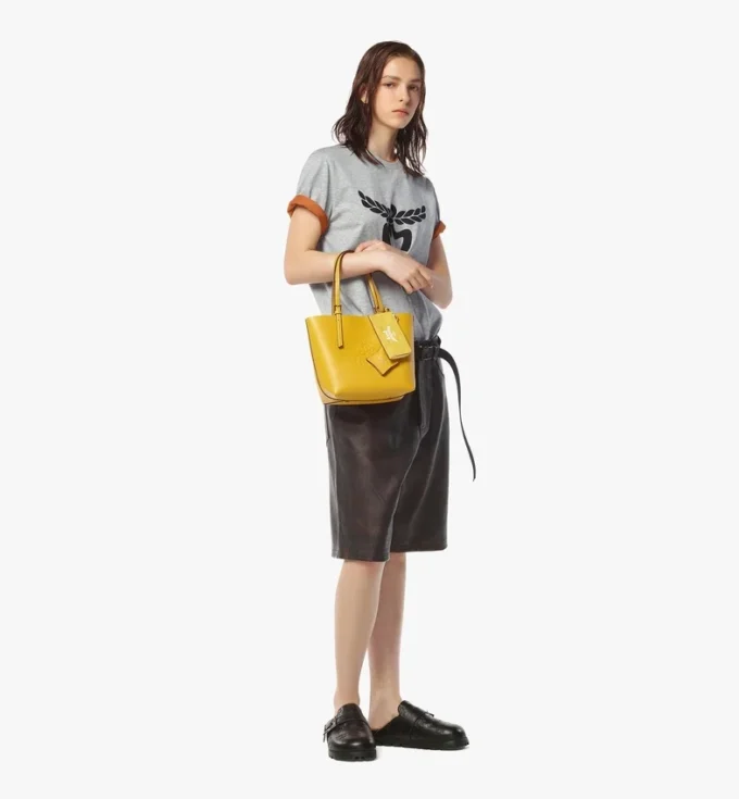 Bolso Himmel Shopper en piel con logotipo en relieve Bolso Himmel Shopper en piel con logotipo en relieve