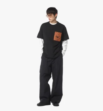 Camiseta con bolsillo de parche con monograma en algodón orgánico
