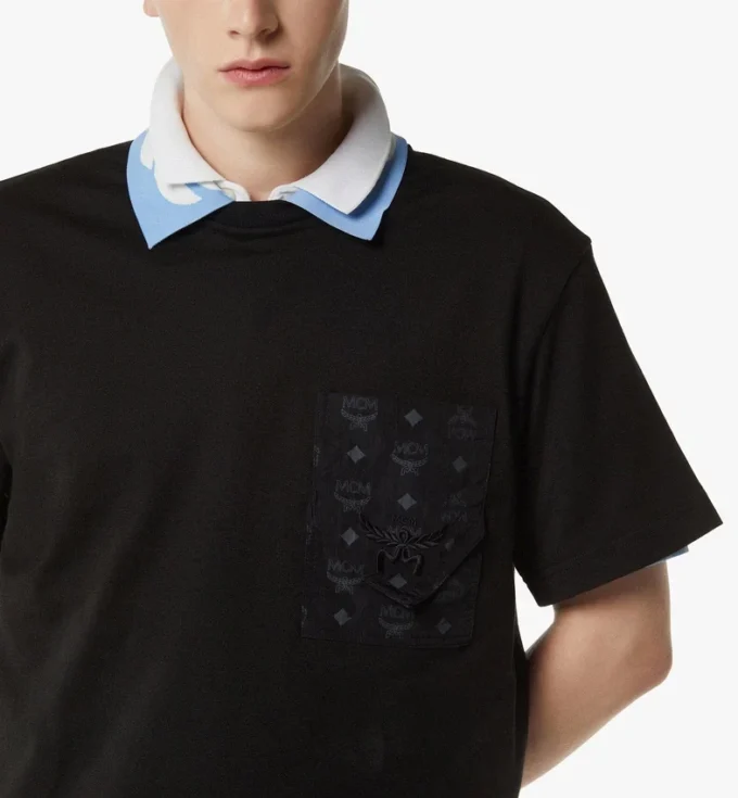 Camiseta con bolsillo de parche con monograma en algodón orgánico Camiseta con bolsillo de parche con monograma en algodón orgánico