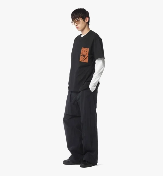 Camiseta con bolsillo de parche con monograma en algodón orgánico Camiseta con bolsillo de parche con monograma en algodón orgánico
