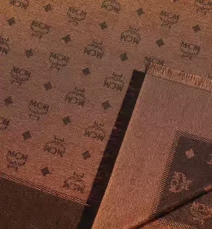 Chal con monograma en jacquard de lana y seda