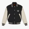 Chaqueta universitaria con parche con el logotipo Essential Chaqueta universitaria con parche con el logotipo Essential