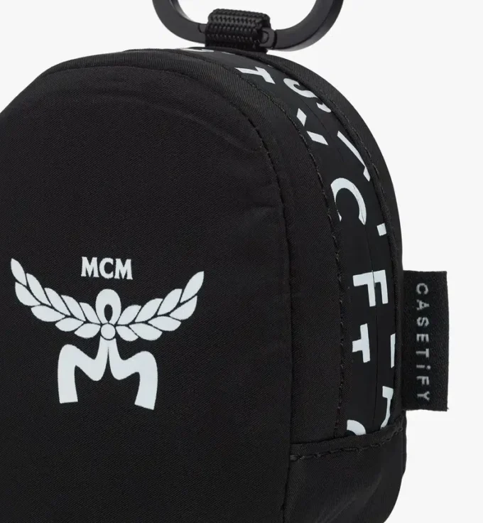 Dije para neceser de AirPods MCM x Casetify Dije para neceser de AirPods MCM x Casetify