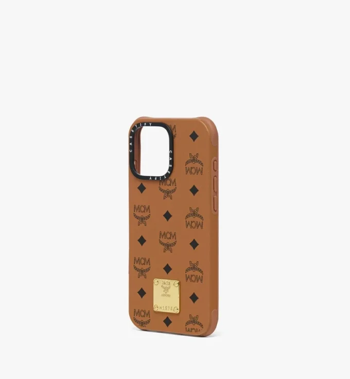 Funda para iPhone 16 Pro Max MCM X Casetify con placa de latón y cuero vegano biológico Funda para iPhone 16 Pro Max MCM X Casetify con placa de latón y cuero vegano biológico