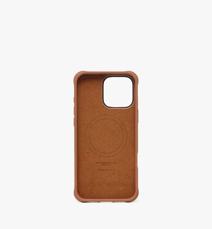 Funda para iPhone 16 Pro Max MCM X Casetify con placa de latón y cuero vegano biológico Funda para iPhone 16 Pro Max MCM X Casetify con placa de latón y cuero vegano biológico