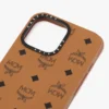 Funda para iPhone 16 Pro Max MCM X Casetify con placa de latón y cuero vegano biológico Funda para iPhone 16 Pro Max MCM X Casetify con placa de latón y cuero vegano biológico