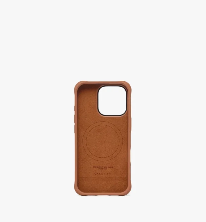 Funda para iPhone 16 Pro MCM X Casetify con placa de latón Bioveg Funda para iPhone 16 Pro MCM X Casetify con placa de latón Bioveg