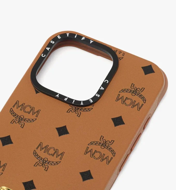 Funda para iPhone 16 Pro MCM X Casetify con placa de latón Bioveg Funda para iPhone 16 Pro MCM X Casetify con placa de latón Bioveg