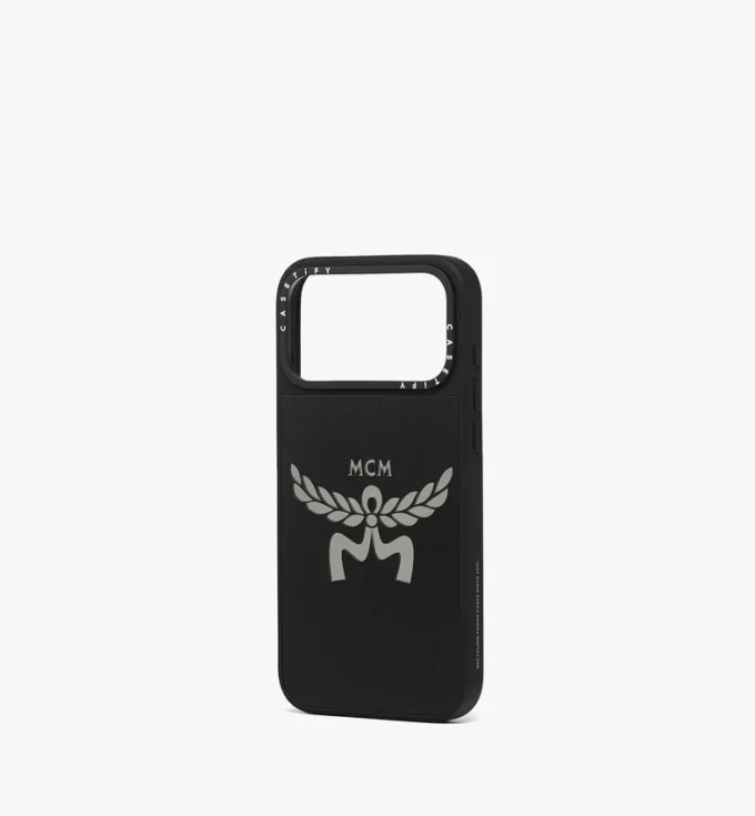 Funda para iPhone 17 Pro Max con impacto de logotipos de MCM y Casetify Funda para iPhone 17 Pro Max con impacto de logotipos de MCM y Casetify