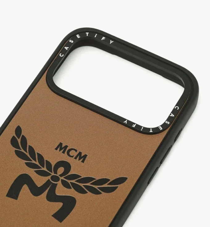 Funda para iPhone 17 Pro Max con impacto de logotipos de MCM y Casetify Funda para iPhone 17 Pro Max con impacto de logotipos de MCM y Casetify