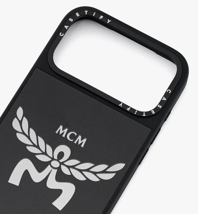 Funda para iPhone 17 Pro Max con impacto de logotipos de MCM y Casetify Funda para iPhone 17 Pro Max con impacto de logotipos de MCM y Casetify