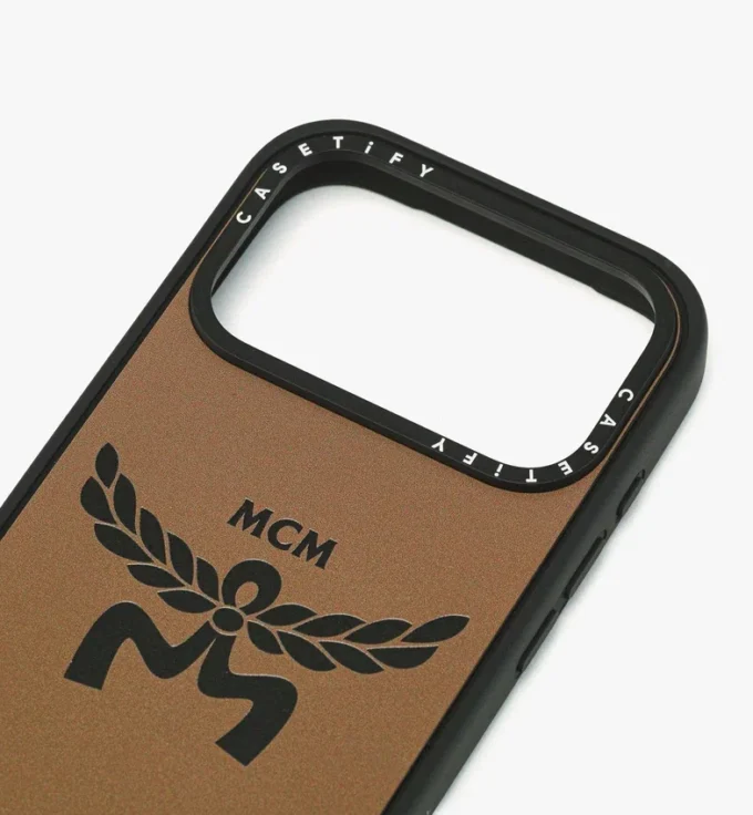 Funda para iPhone 17 Pro MCM X Casetify Logo Impact Funda para iPhone 17 Pro MCM X Casetify Logo Impact
