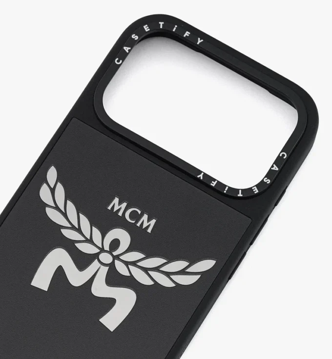 Funda para iPhone 17 Pro MCM X Casetify Logo Impact Funda para iPhone 17 Pro MCM X Casetify Logo Impact