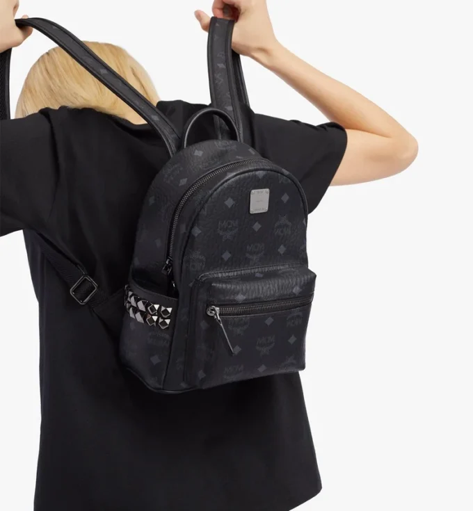 Mochila Stark con tachuelas laterales en Visetos Mochila Stark con tachuelas laterales en Visetos