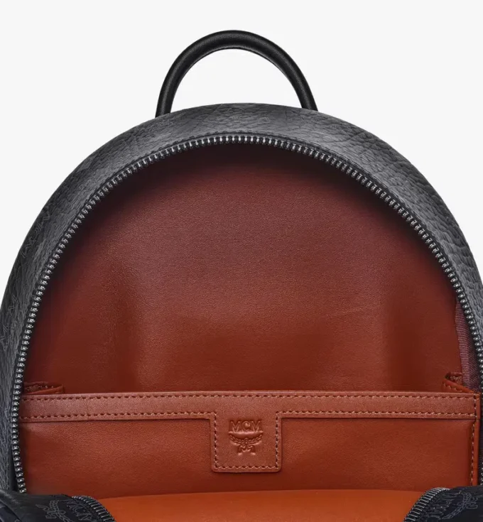 Mochila Stark con tachuelas laterales en Visetos Mochila Stark con tachuelas laterales en Visetos