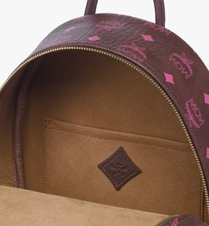 Mochila Stark con tachuelas laterales en Visetos Mochila Stark con tachuelas laterales en Visetos
