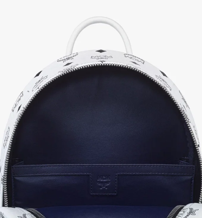 Mochila Stark con tachuelas laterales en Visetos Mochila Stark con tachuelas laterales en Visetos