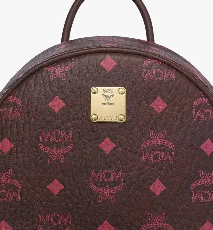 Mochila Stark con tachuelas laterales en Visetos Mochila Stark con tachuelas laterales en Visetos