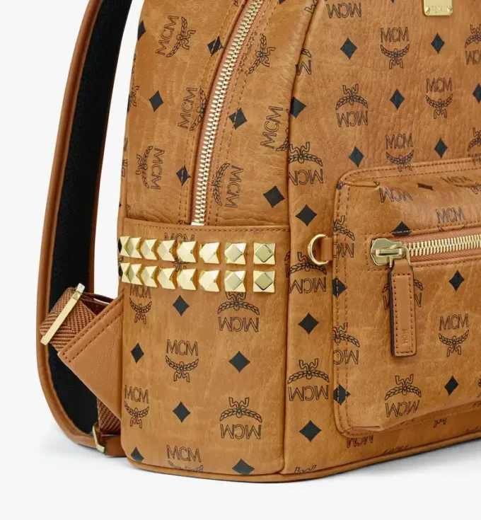 Mochila Stark con tachuelas laterales en Visetos Mochila Stark con tachuelas laterales en Visetos