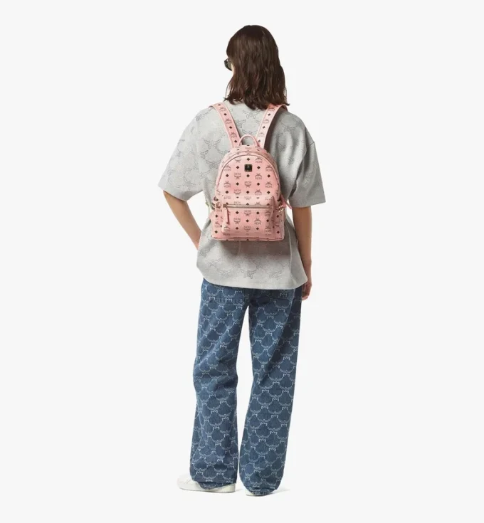 Mochila Stark con tachuelas laterales en Visetos Mochila Stark con tachuelas laterales en Visetos