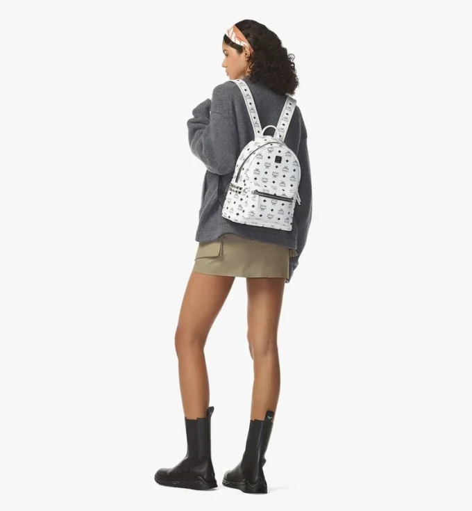 Mochila Stark con tachuelas laterales en Visetos Mochila Stark con tachuelas laterales en Visetos