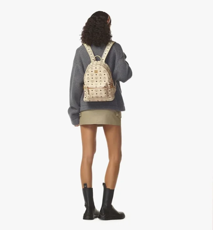 Mochila Stark con tachuelas laterales en Visetos Mochila Stark con tachuelas laterales en Visetos