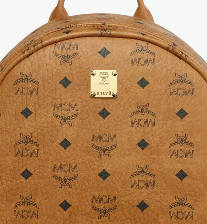 Mochila Stark con tachuelas laterales en Visetos