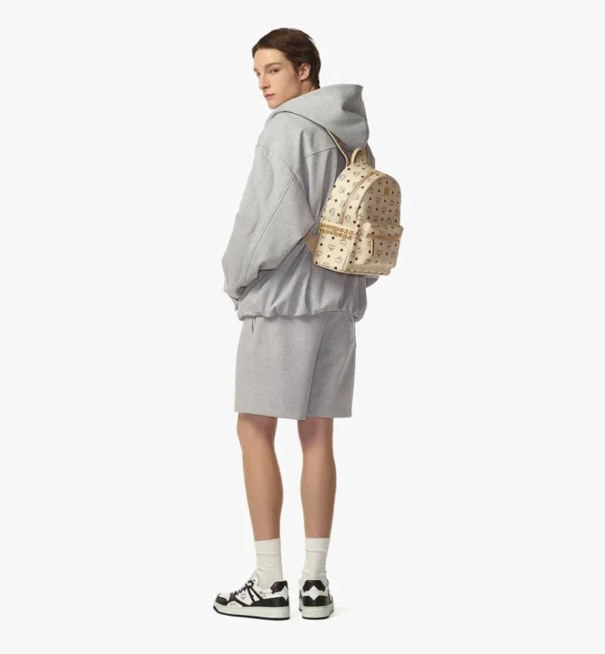 Mochila Stark con tachuelas laterales en Visetos Mochila Stark con tachuelas laterales en Visetos