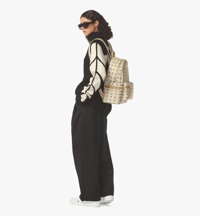 Mochila Stark con tachuelas laterales en Visetos