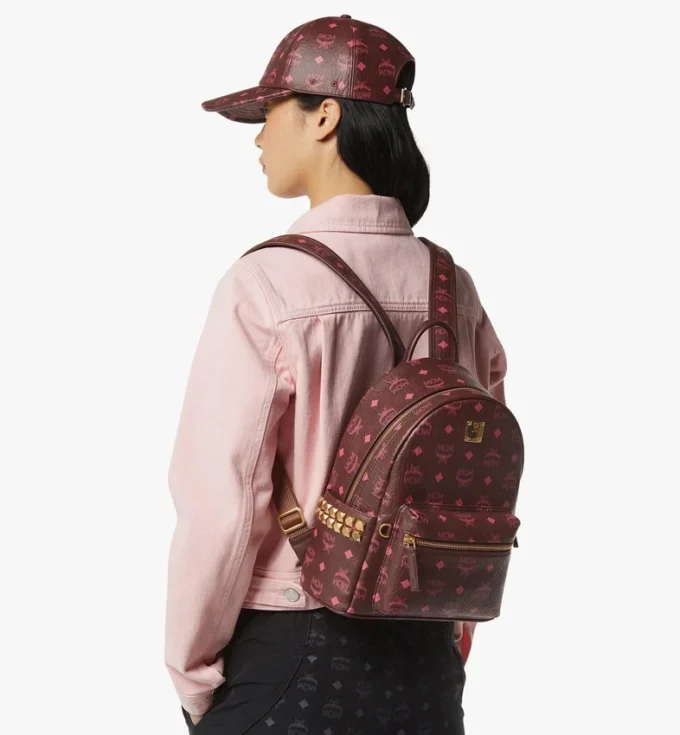 Mochila Stark con tachuelas laterales en Visetos Mochila Stark con tachuelas laterales en Visetos