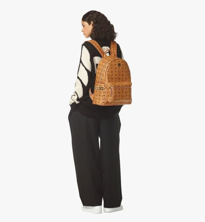 Mochila Stark con tachuelas laterales en Visetos