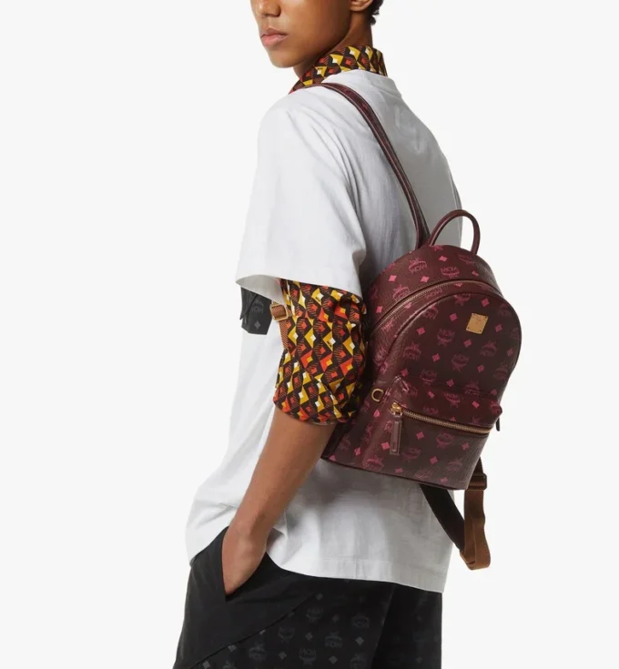 Mochila Stark con tachuelas laterales en Visetos Mochila Stark con tachuelas laterales en Visetos