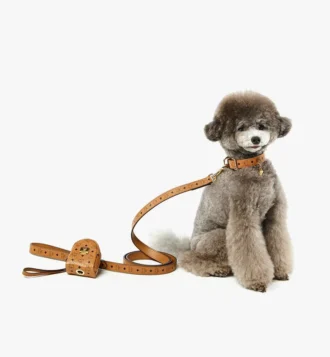 Portabolsas para mascotas con correa de muñeca en piel con estampado Monogram